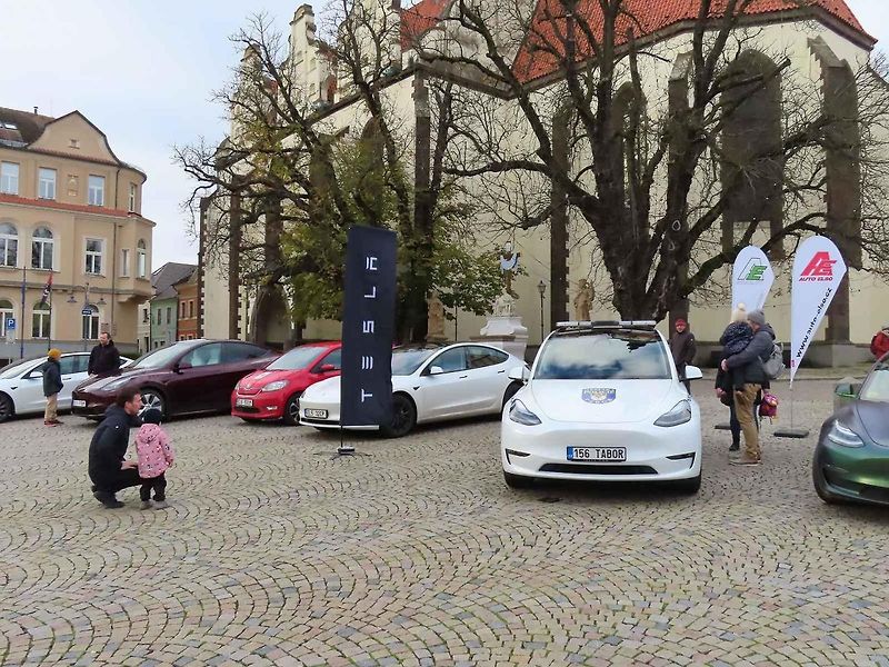 Vozový park Městské policie Tábor jako první v republice rozšiřil elektromobil Tesla Y zhruba za 1,3 milionu. Oficiální představení zásahového vozu veřejnosti se uskutečnilo ve středu 20. listopadu odpoledne na Žižkově náměstí.