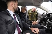 Prezident Petr Pavel si ve Vyškově zkoušel simulátor převrácení vozidla.