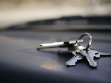 Starší ojeté auto může při přepisu překvapit emisním poplatkem, který se u některých vozidel vyšplhá až na 10 000 Kč. Rozhodující není jen rok výroby, ale hlavně emisní norma uvedená v dokladech.