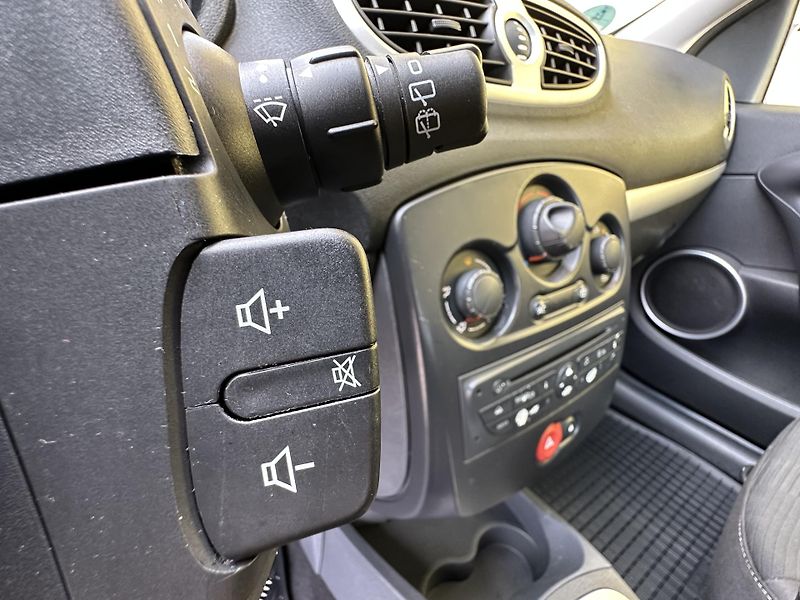 Renault Clio (2011) KOMBI 1.2 16V/76kW * 1.Maj.    - fotka 12 z 33