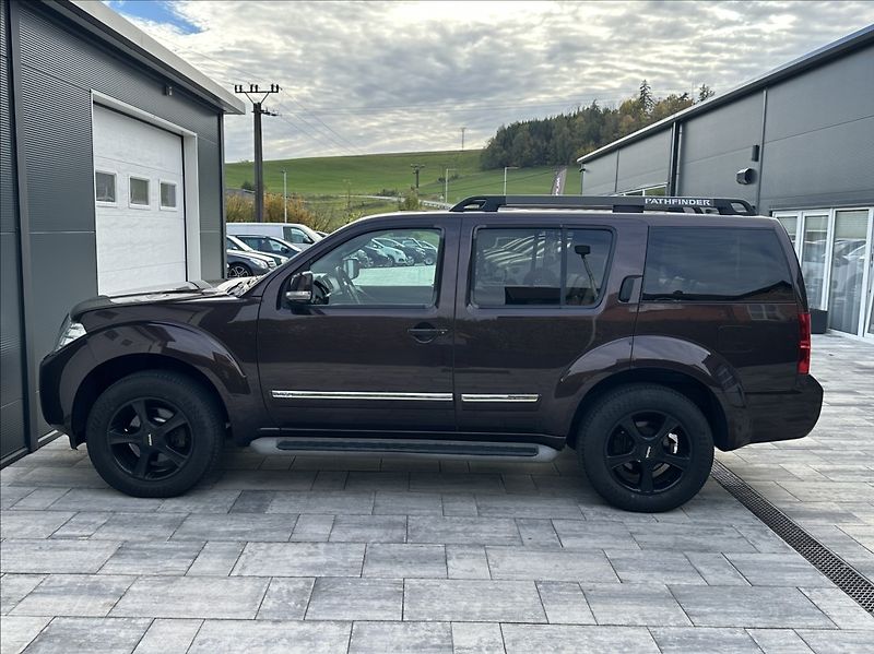 Nissan Pathfinder 3,0 DCI 231PS  LE Executive 4x - fotka 11 z 55