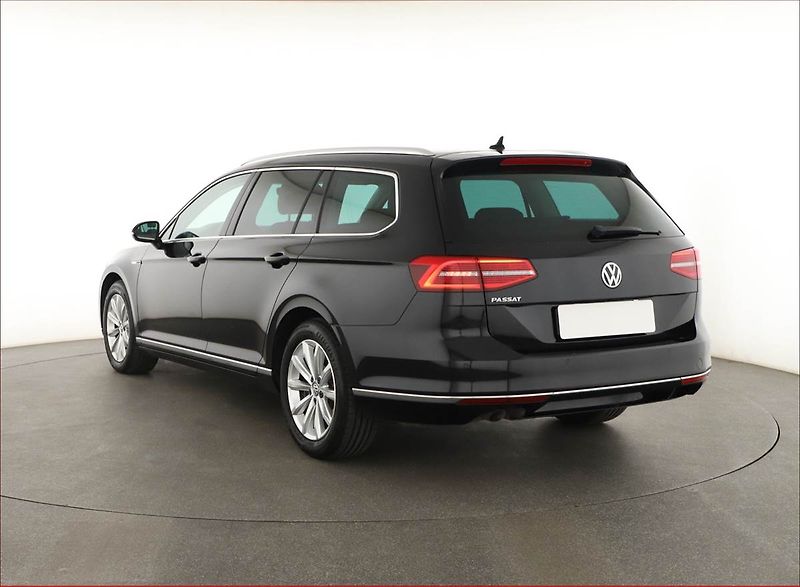 Volkswagen Passat (2018) 2.0 TDI, 4X4, Automat, Kůže - fotka 4 z 18