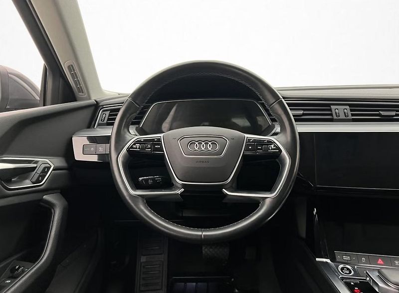 Audi Q8 e-tron 55 Q Kamera Tažné LED Vzduch  - fotka 12 z 28