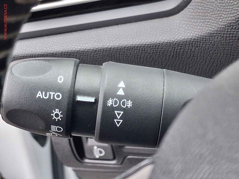 Peugeot 308 (2019) 1.2 PT, 1.maj,ČR, servis - fotka 16 z 17