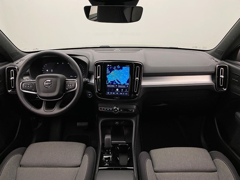 Volvo XC40 B3 PLUS BLACK EDITION AUT CZ - fotka 2 z 56