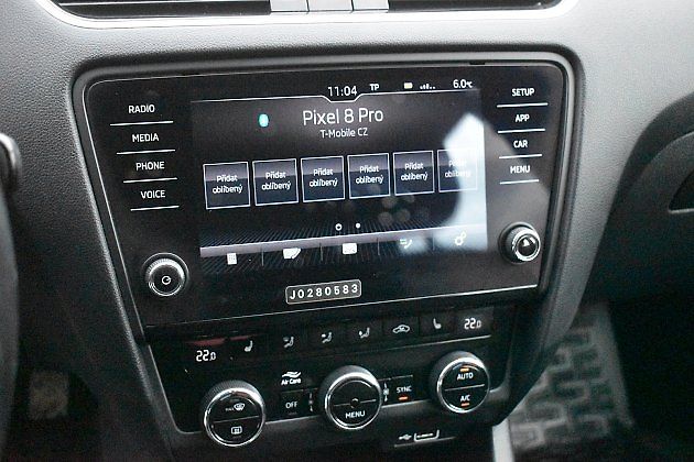 Centrální panel obsahuje i ovladače klimatizace., zdroj: Deník/Radek Pecák