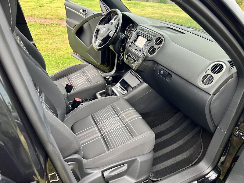 Volkswagen Tiguan 2.0TDI 103KW,4x4,SPORT,LOUNGE - fotka 22 z 49