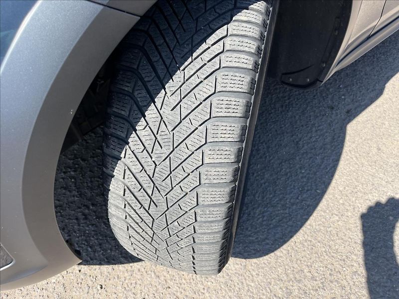 Volvo V90 2,0 B4 145KW CROSS COUNTRY DPH - fotka 36 z 43