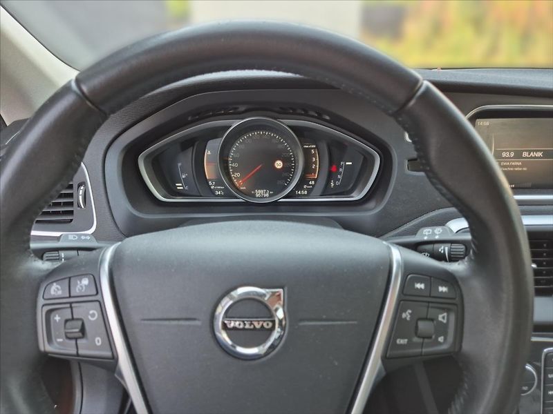 Volvo V40 2,0 D3 Cross Country - fotka 8 z 20