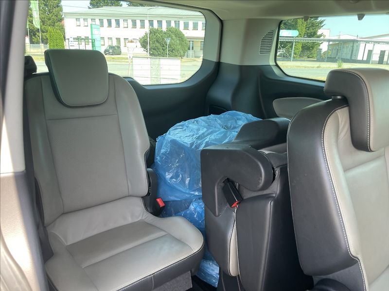 Ford Tourneo Custom 2,2 TDCi 114kw Titanium 8míst - fotka 14 z 37