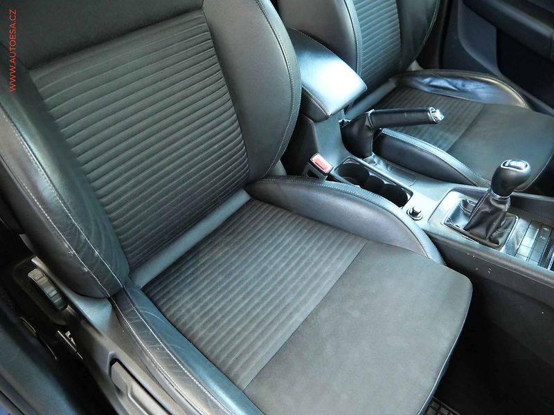 Škoda Octavia (2014) 2.0 TDi, RS, navi, park.asist - fotka 11 z 19