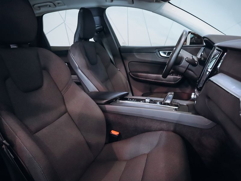 Volvo XC60 B4 AWD Momentum Pro - fotka 24 z 28