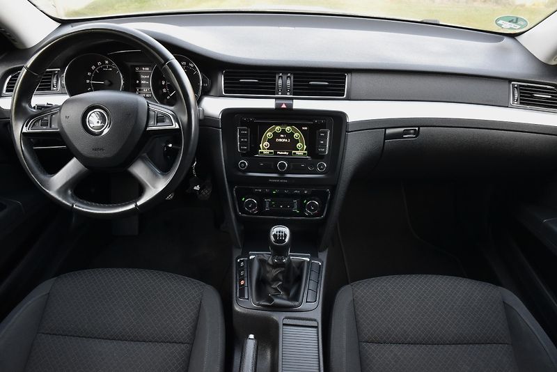 Škoda Superb 2.0 TDi CR,NAVI,VÝHŘEV,XENONY - fotka 35 z 45