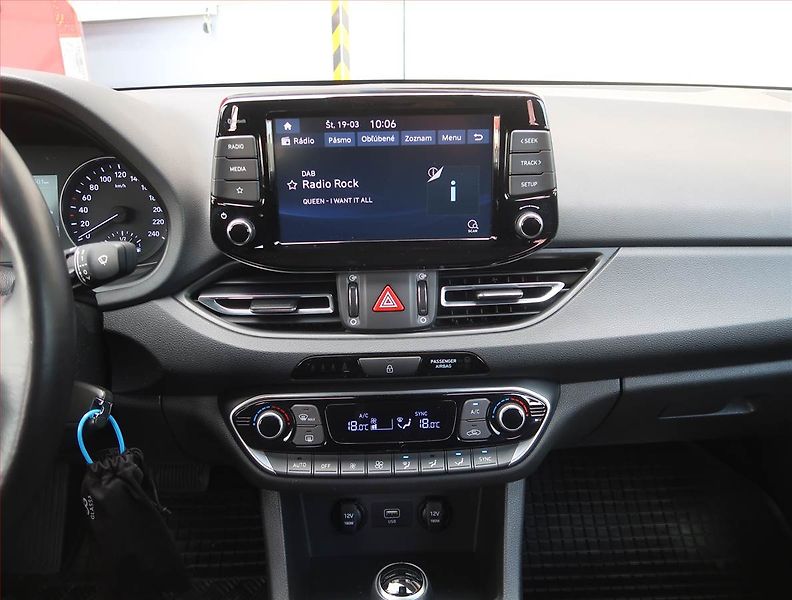 Hyundai i30 (2023) Family 1.5 T-GDI MHEV, Automat - fotka 12 z 19