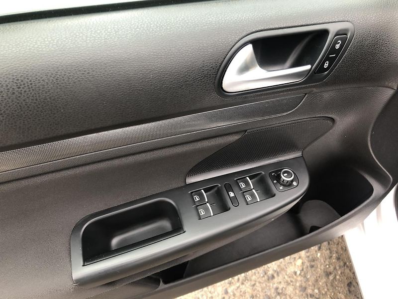Volkswagen Golf (2011) 2,0TDi STYLE nez. rezervace - fotka 26 z 68