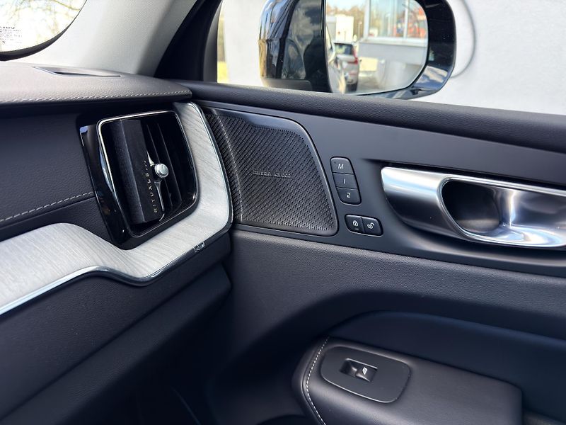 Volvo XC60 T8 AWD RECH.*ULTRA DARK + kola - fotka 26 z 51