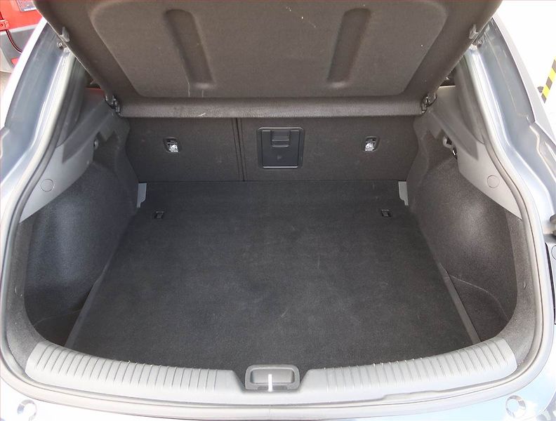 Hyundai i30 (2023) Family 1.5 T-GDI MHEV, Automat - fotka 14 z 19