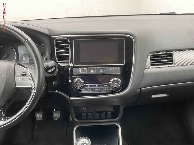 Mitsubishi Outlander (2017) 2.0 2WD, Invite, kamera, +ALU - fotka 12 z 17