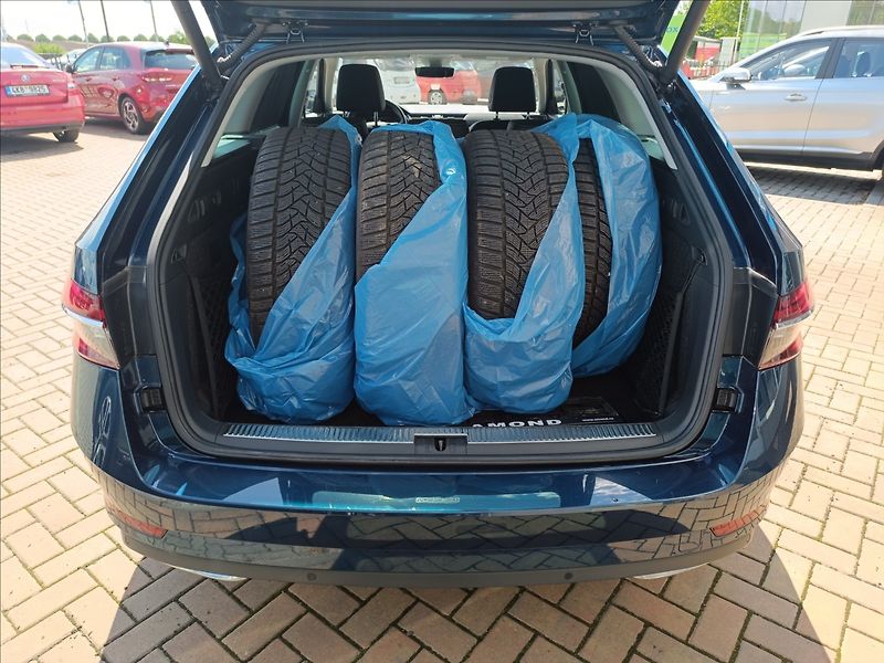 Škoda Superb 2,0 TDi, DSG Laurin & Klement - fotka 8 z 25