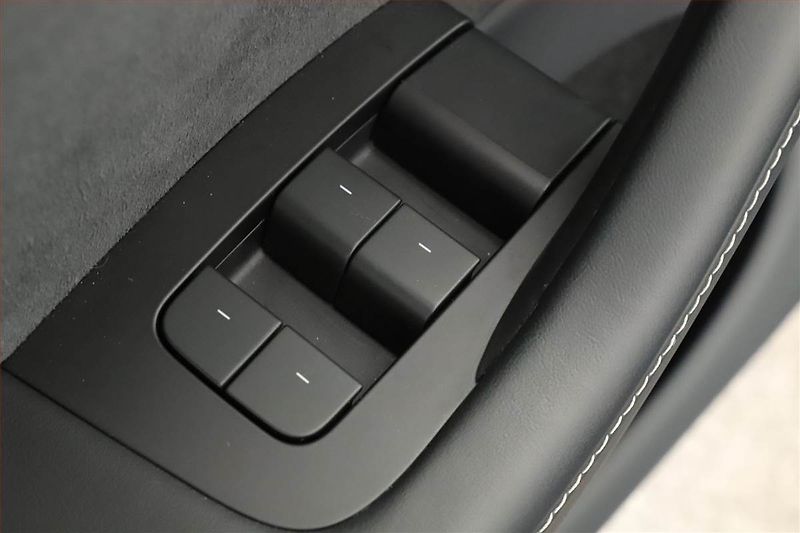 Tesla Model Y (2024) Long Range AWD 79kWh, SoH 95% - fotka 10 z 20