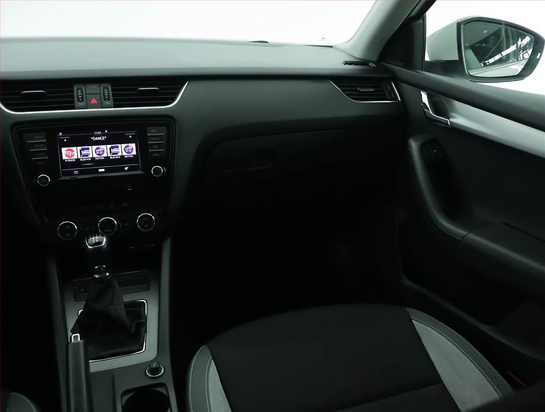 Škoda Octavia (2017) 1.6 TDI, Navi - fotka 8 z 15