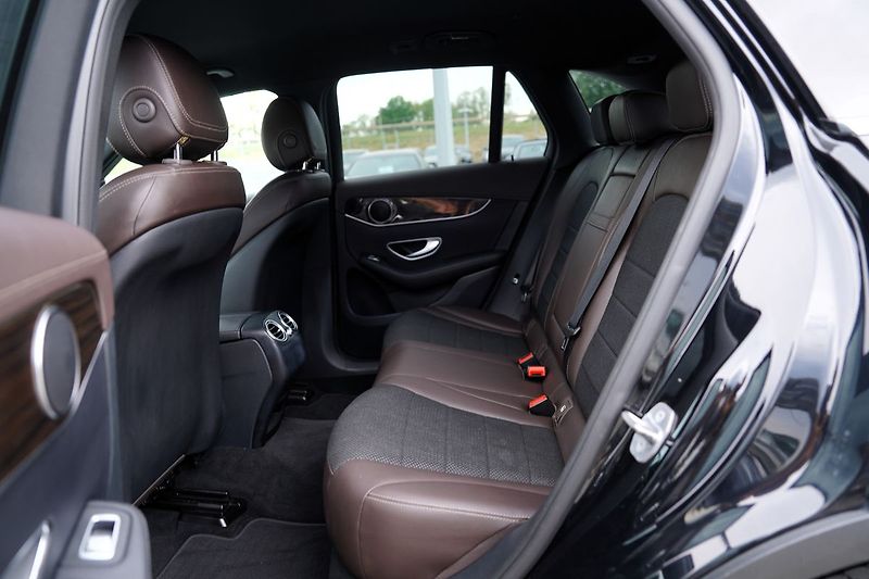 Mercedes-Benz GLC 250i 4Matic/kůže/Led/9AT/ČR - fotka 31 z 43