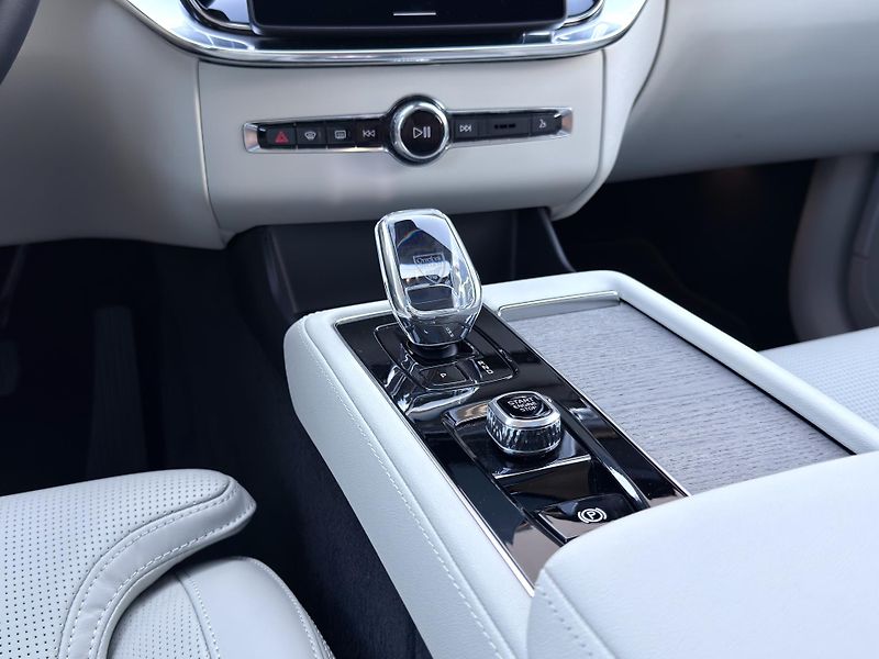 Volvo XC90 B5 AWD ULTRA BRIGHT // +kola  - fotka 26 z 61