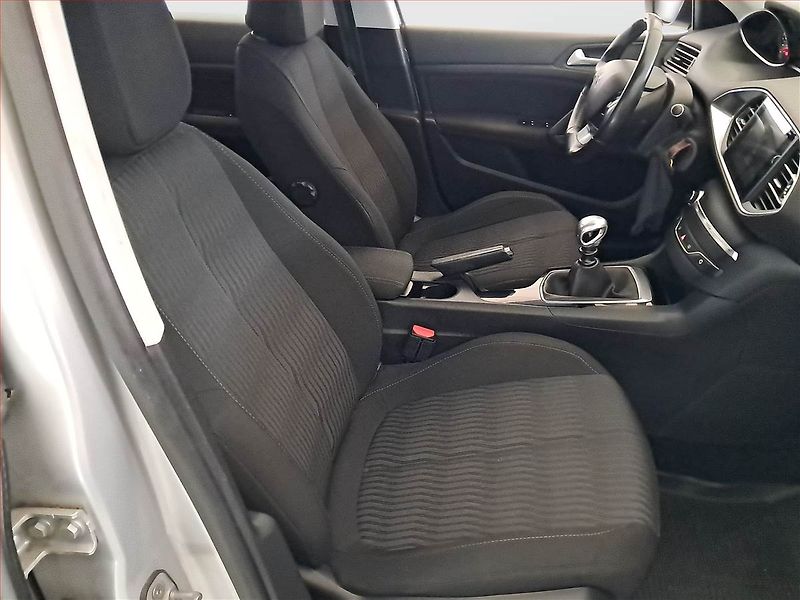 Peugeot 308 (2015) Active 1.2 e-THP, Navi - fotka 9 z 19