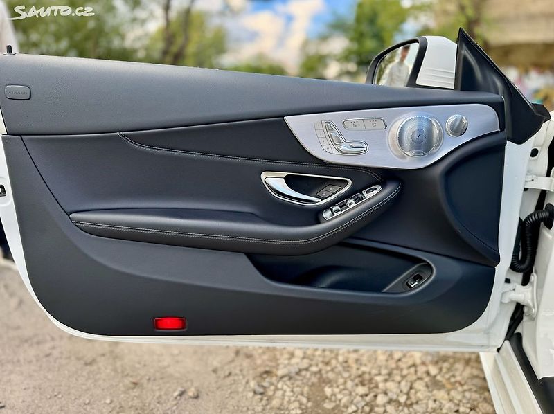 Mercedes-Benz Třídy C CABRIO 300d AMG - fotka 39 z 49