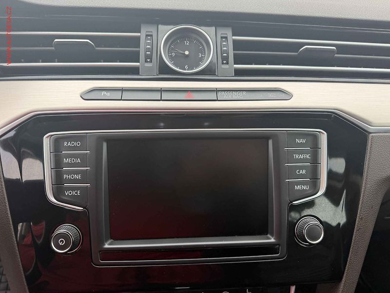 Volkswagen Passat (2016) 2.0TDi, DSG, bixen, navi - fotka 13 z 18