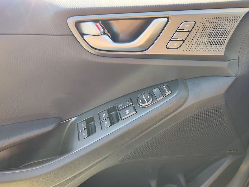 Hyundai Ioniq 1.6 GDI/104kW MY20 Style PHEV - fotka 30 z 37