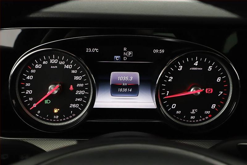 Mercedes-Benz Třídy E (2017) AMG Paket E 400 4MATIC - fotka 8 z 29