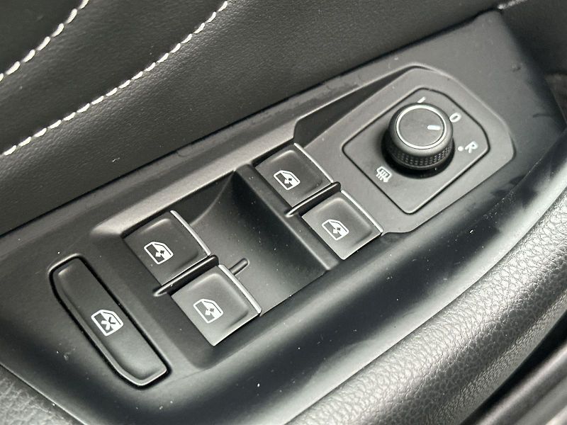 Volkswagen Passat Variant (2023) 2.0 TDI 4Motion DSG R-Line - fotka 18 z 35