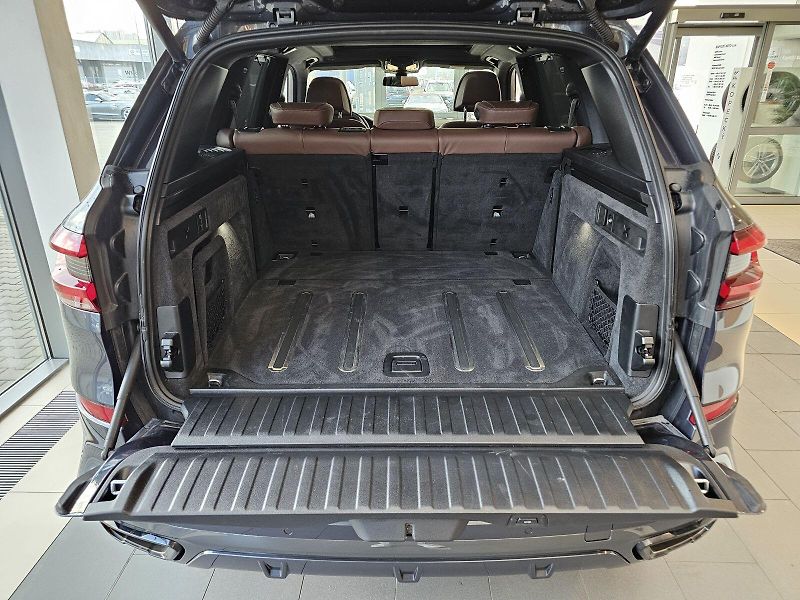 BMW X5 M50i - fotka 27 z 36