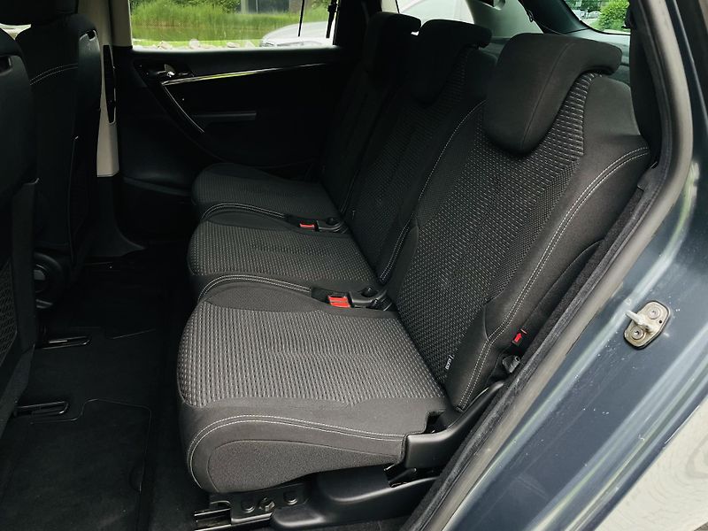 Citroën C4 Picasso 1.6i 88KW MANUÁL LED SENZORY - fotka 27 z 38