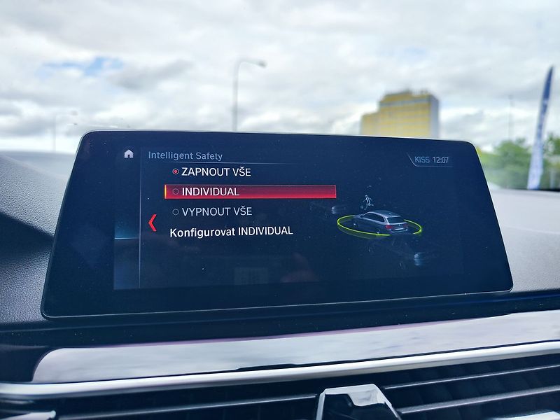 BMW Řada 5 520d/140kW Sportline - fotka 19 z 34