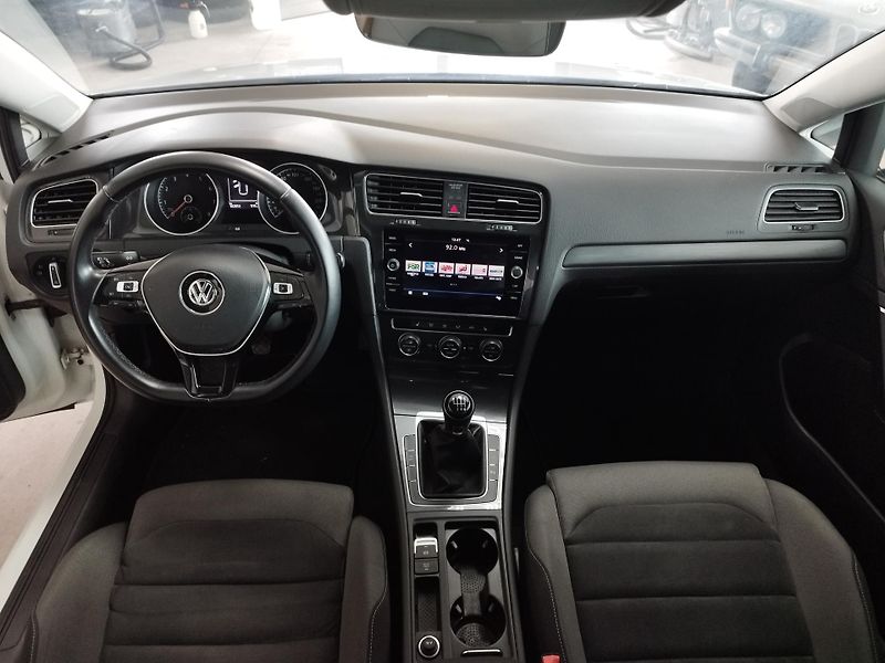 Volkswagen Golf (2017) TSI,92KW,FULL,LED,19ALU,TAŽNÝ - fotka 25 z 39