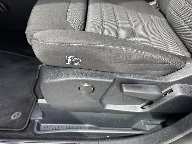 Ford S-MAX 2,5 HEV 140kW Titanium - fotka 26 z 47