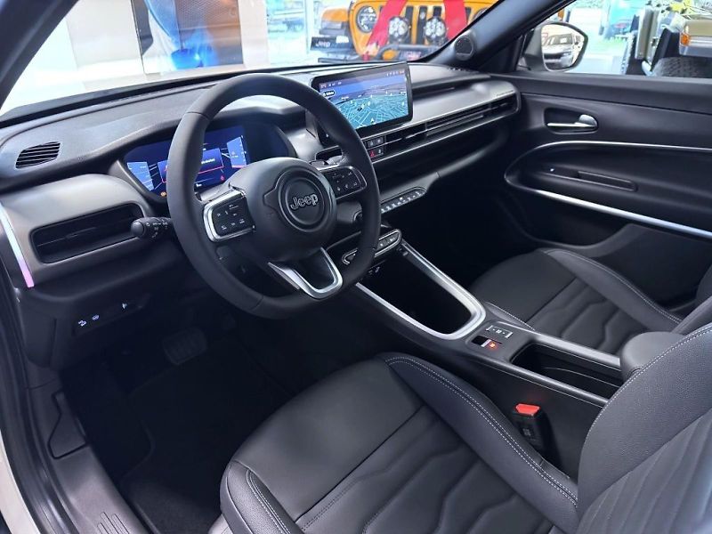 Jeep Avenger (2026) 1.2 T e-Hybrid AT 110k Summit - fotka 7 z 19