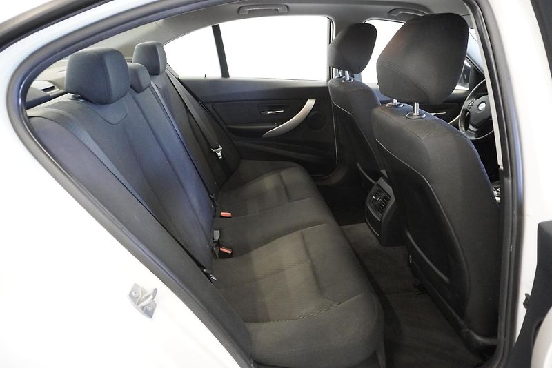BMW Řada 3 (2014) 318D 2,0 SEDAN - fotka 29 z 32