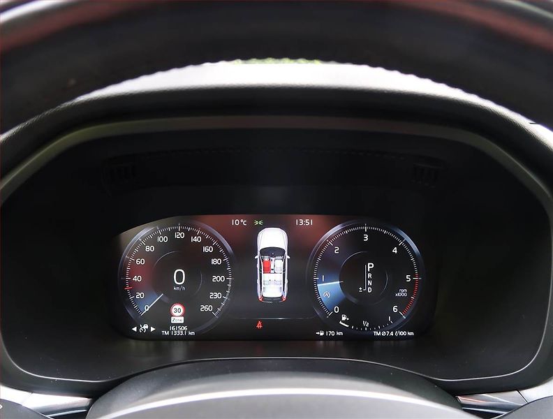 Volvo XC60 (2019) D4 - fotka 11 z 27