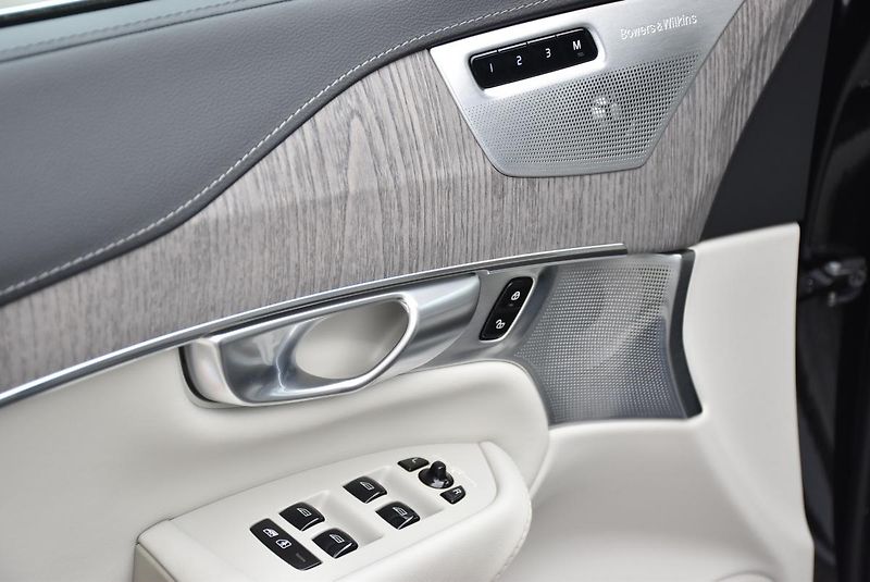 Volvo XC90 B5 AWD ULTIMATE 1.maj. B&W  - fotka 7 z 31