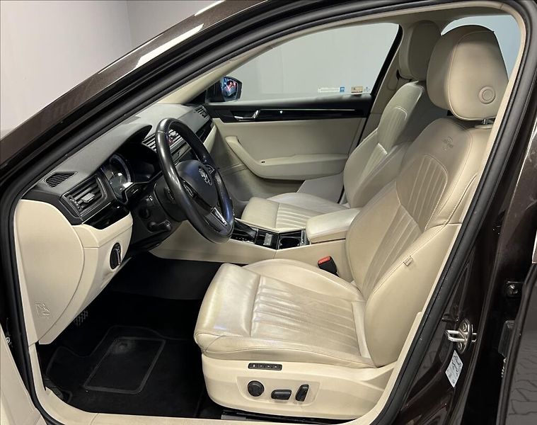 Škoda Superb 2,0 L&K DSG  COMBI - fotka 6 z 14