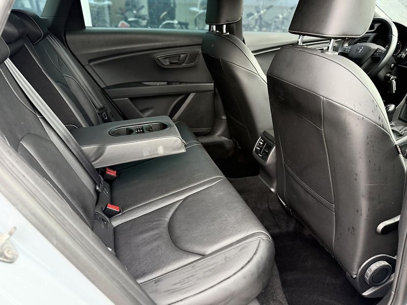 Seat Leon 2,0 ST Cupra 206kW Automat - fotka 23 z 50
