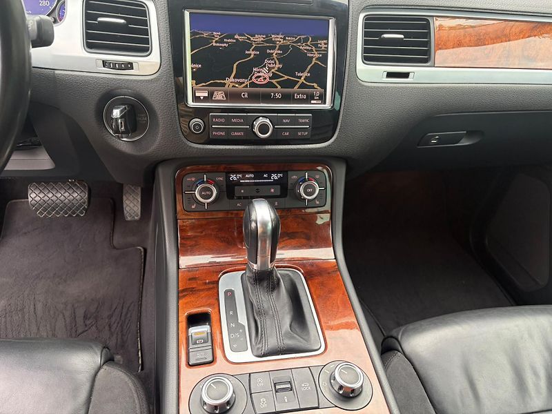 Volkswagen Touareg (2013) 3.0TDI180kW/4x4/VZDUCH/WEBASTO - fotka 17 z 35