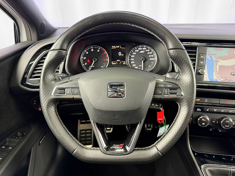 Seat Leon Cupra 300 2.0 TSI, 221 kW / 30 - fotka 13 z 25