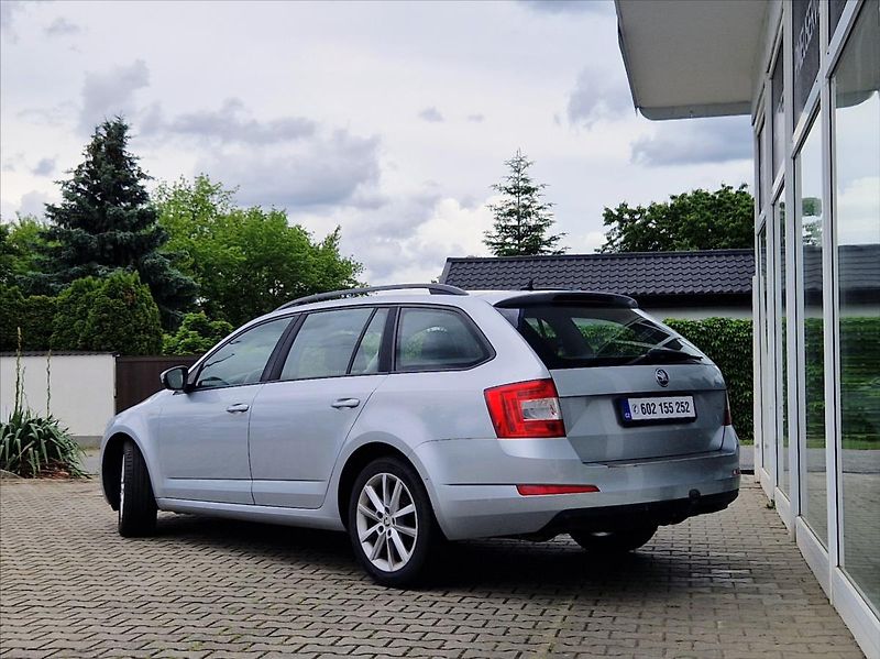 Škoda Octavia 2,0 TDI DSG KLIMA VÝHŘEV DIGI - fotka 3 z 34