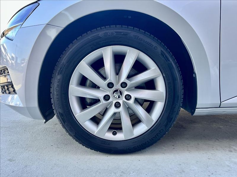 Škoda Superb 2,0 TDI DSG VIRTUAL ACC ZÁRUKA - fotka 46 z 48