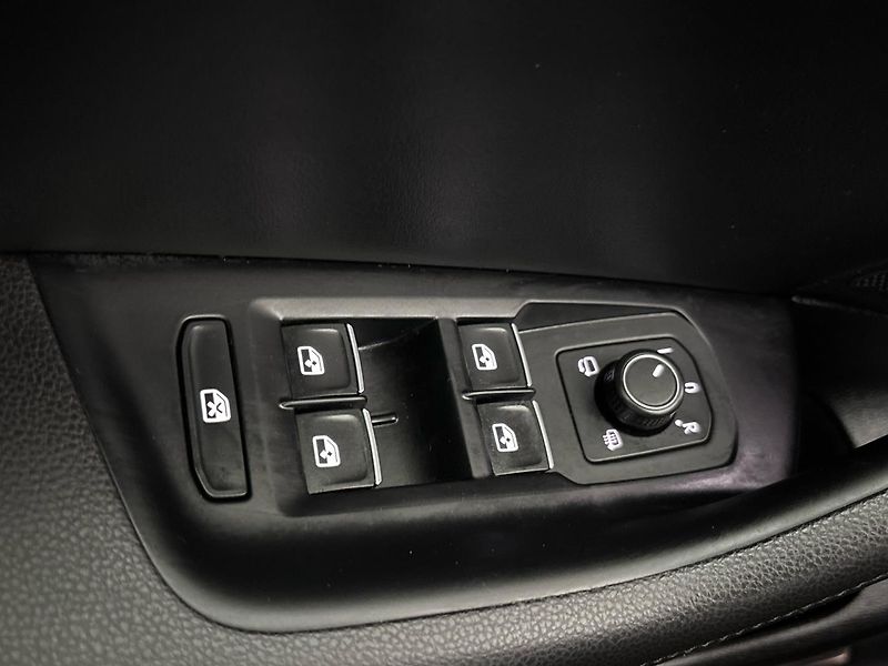 Volkswagen Passat R-Line DSG - fotka 21 z 32