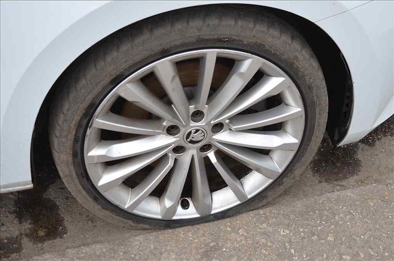 Škoda Superb (2018) COMBI III. 2,0 TSI DSG 4X4 - fotka 8 z 19